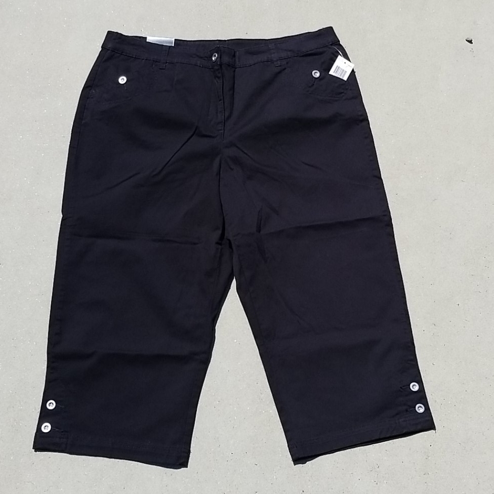 Karen Scott Black Capris  NWT